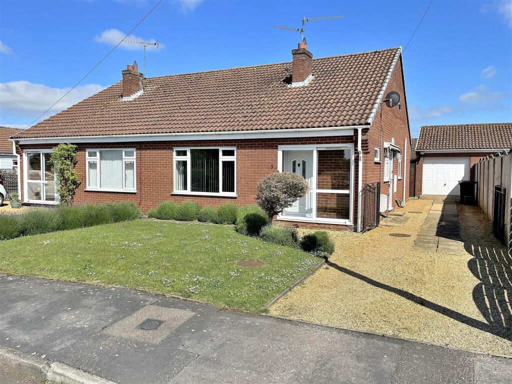 2 bedroom semidetached bungalow for sale in Broadlands Close