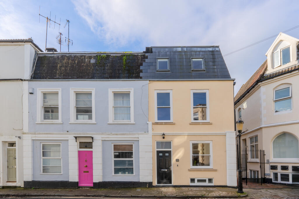 4 bedroom end of terrace house for rent in Oakfield Place, Bristol, BS8