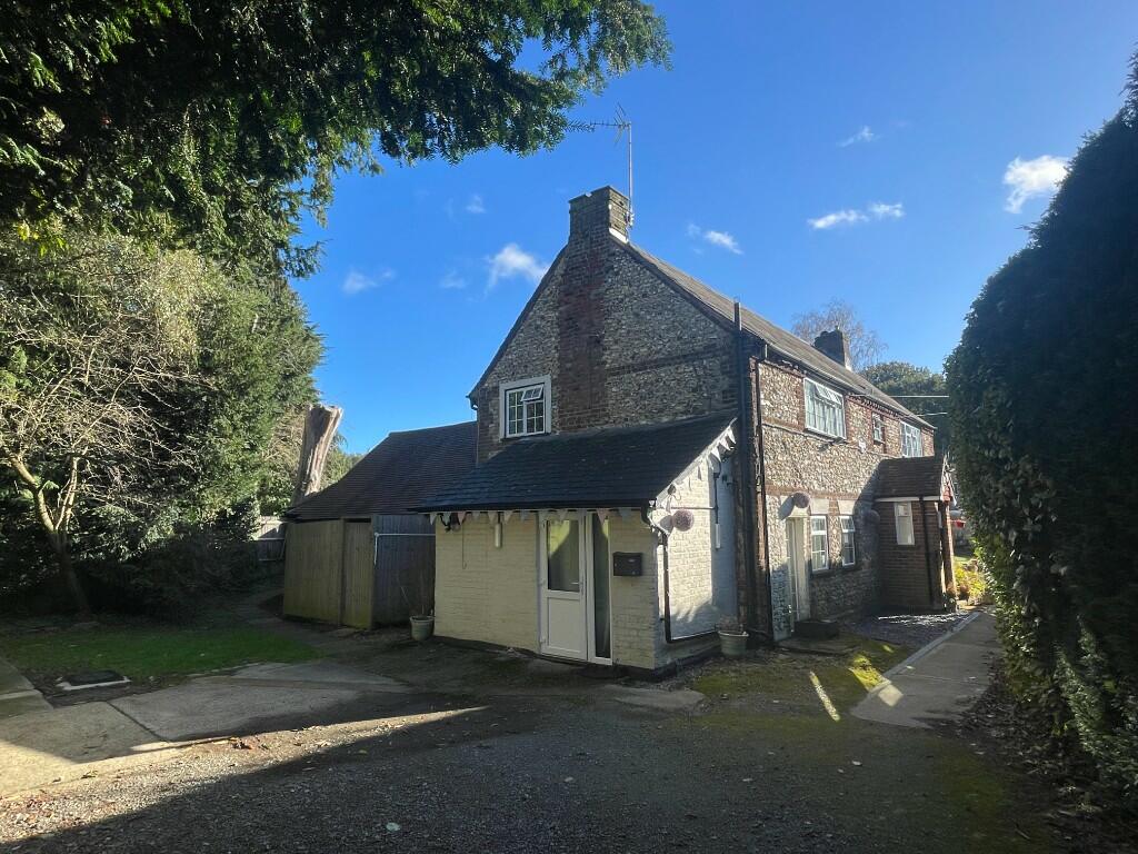 Main image of property: 8-10 Newlands Cottages, Coulsdon Common, Caterham, Surrey, CR3 5QS