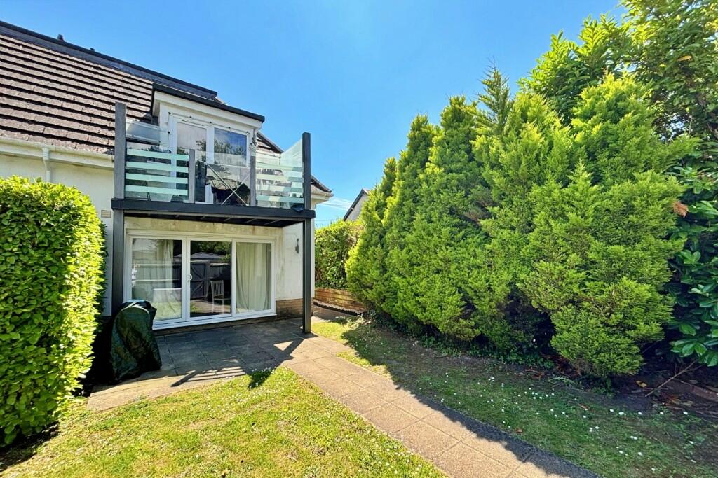 2 bedroom ground floor flat for sale in Corfe Mullen, BH21