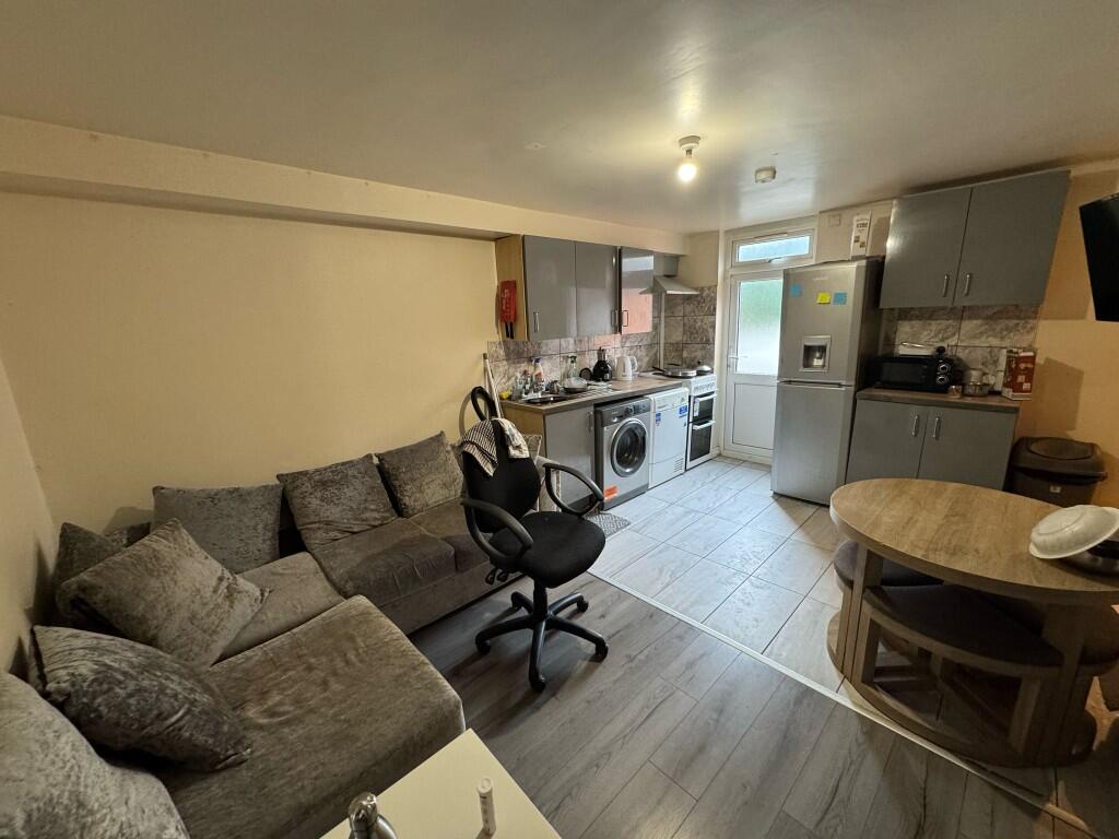 Main image of property: Carlton Road, Northampton, Northamptonshire, NN2