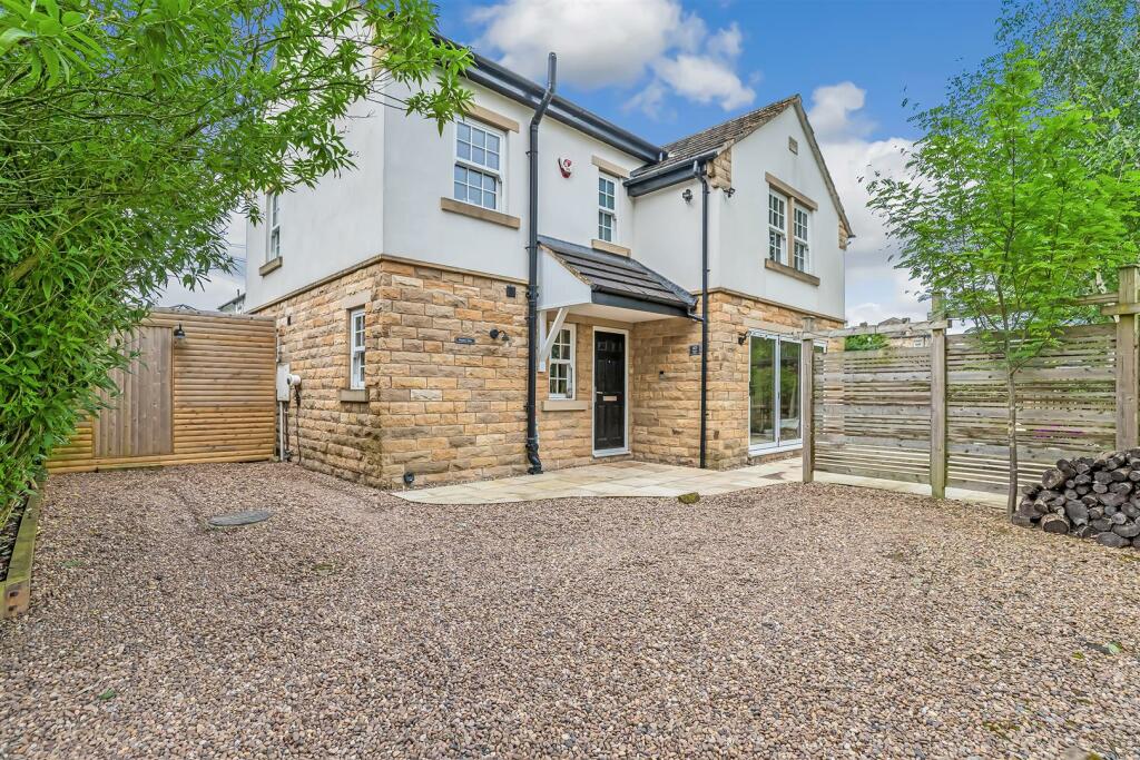 4 bedroom detached house for sale in Cleasby Road, Menston, LS29