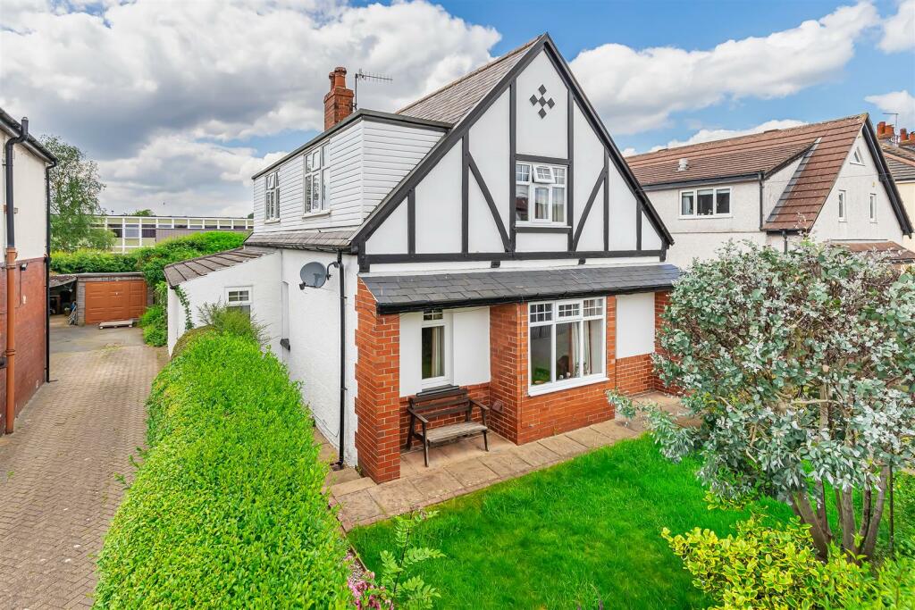 3 bedroom detached house for sale in Prince Henry Road, Otley, LS21