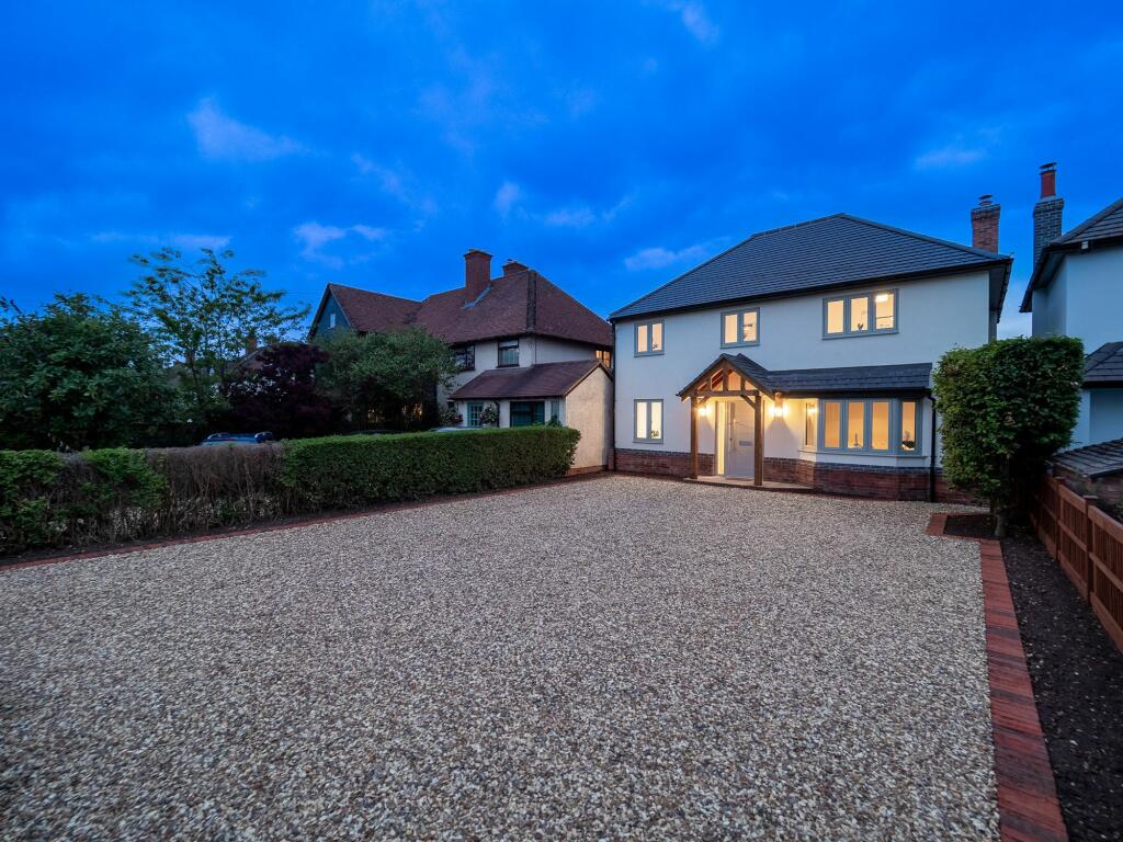 4 bedroom detached house for sale in Luddington Road, StratfordUpon