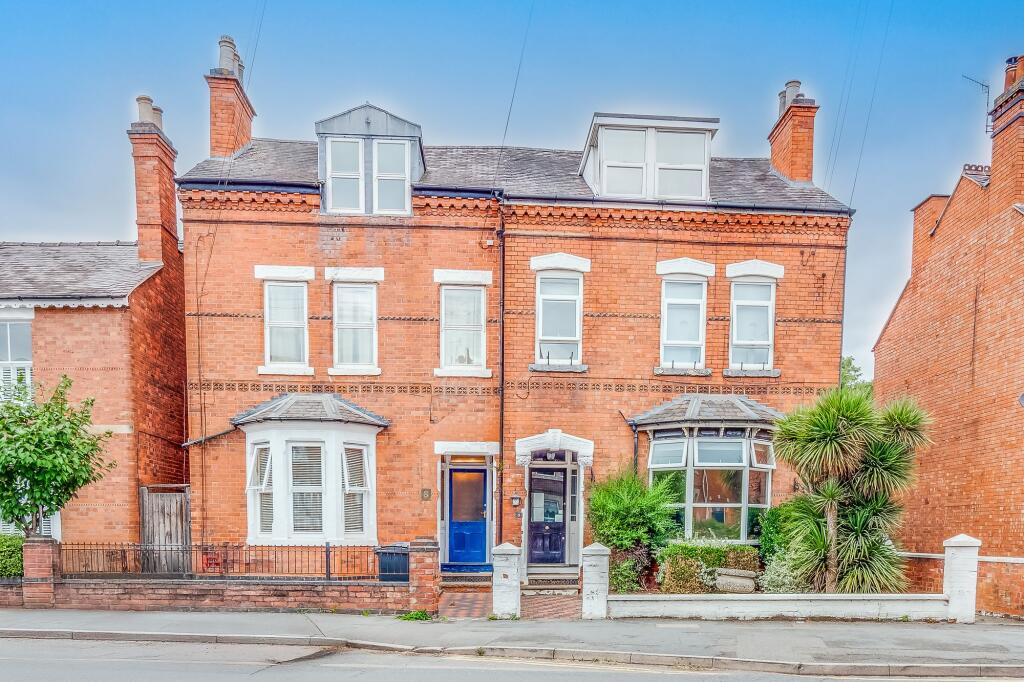 Main image of property: Town centre location with PRIVATE Garden, Duplex Apartment, Stratford upon Avon