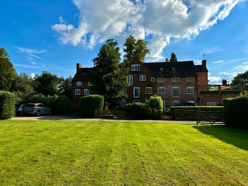 Main image of property: Stratford Road, Wootton Wawen, B95 6BY