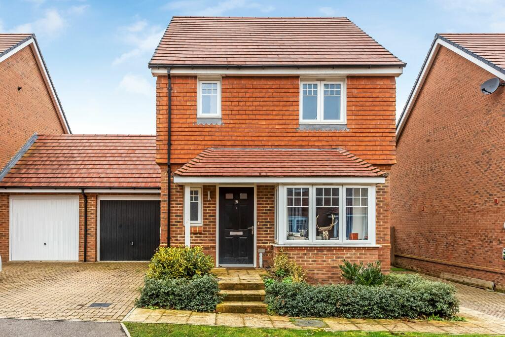 3 bedroom detached house for sale in Brooklands Crescent, Edenbridge, TN8