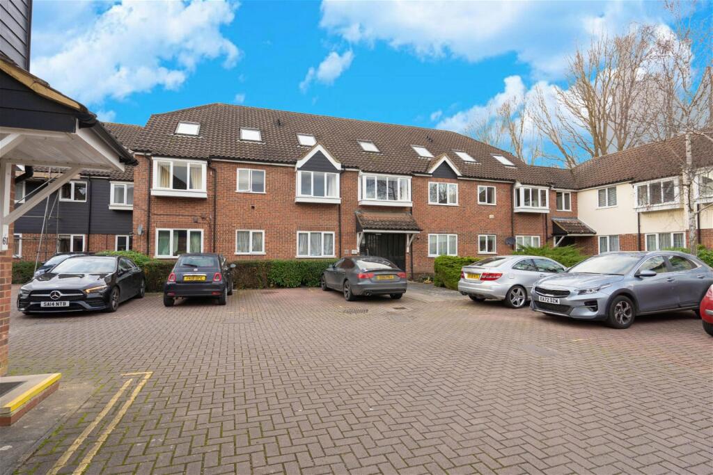 2 bedroom flat for sale in The Meadows, Sawbridgeworth, Hertfordshire, CM21