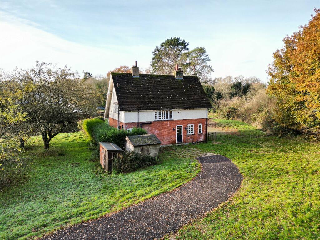 4 bedroom cottage for sale in Champneys, Wigginton, Tring, HP23 6HY, HP23