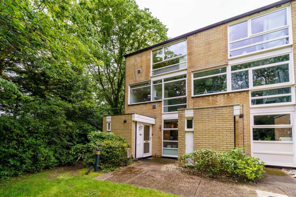 3 bedroom end of terrace house for sale in Weymede, Byfleet, West