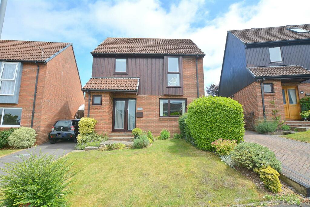 3 bedroom detached house for sale in Lacy Drive, Wimborne, BH21