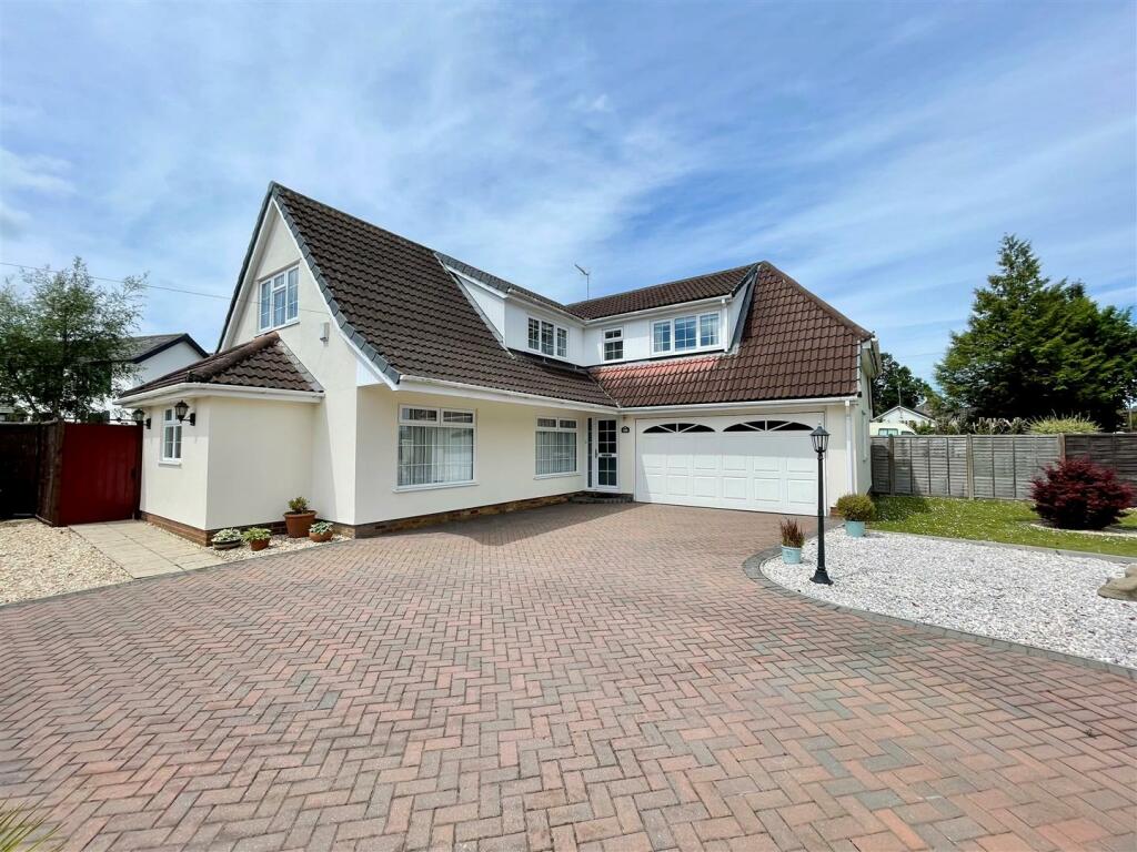 3 bedroom chalet for sale in Ringwood Road, Verwood, BH31