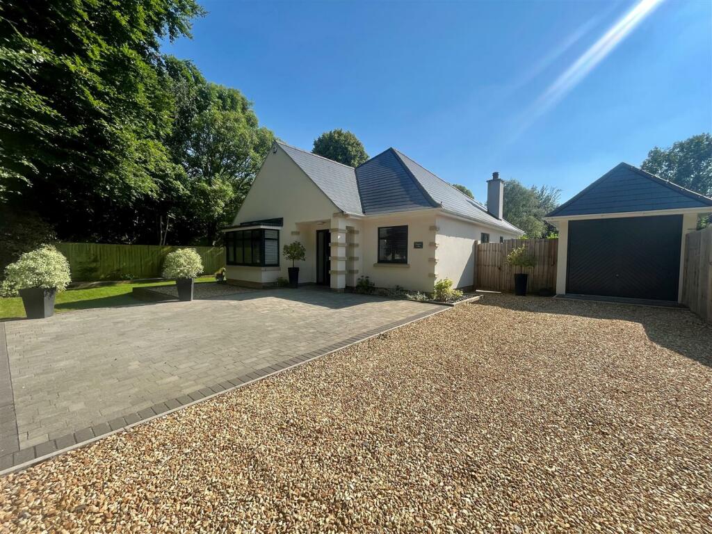 3 bedroom detached bungalow for sale in Dullar Lane, Sturminster