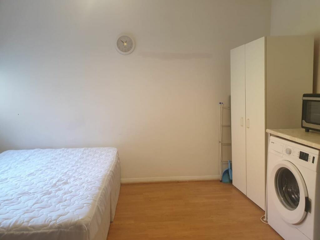 Studio flat for rent in Colney Hatch Lane, London, N10