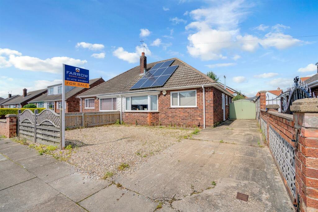 3 bedroom semidetached bungalow for sale in Worlaby Road, Grimsby, DN33