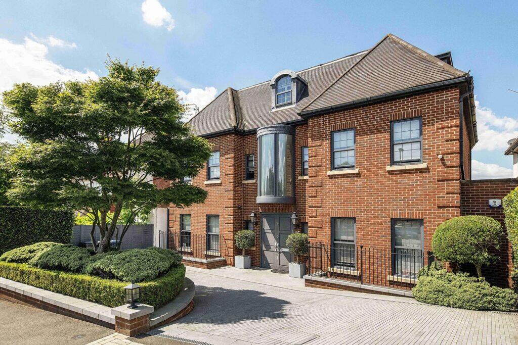 Main image of property: Oakfields Road, London, NW11
