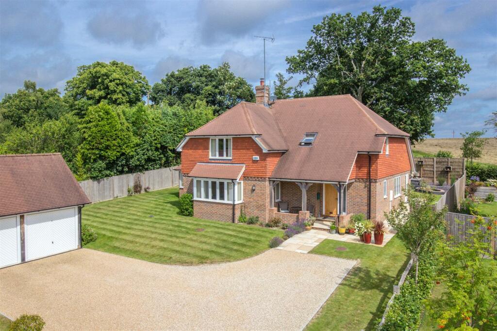 4 bedroom detached house for sale in Newlands Drive, Burwash Weald TN19
