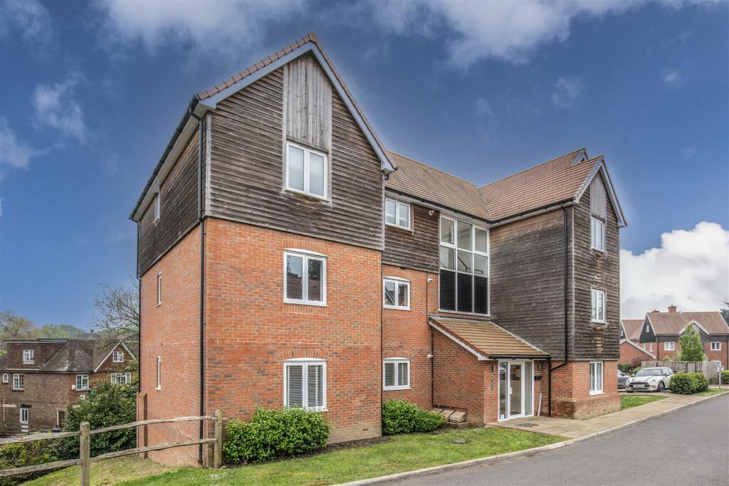 2 bedroom ground floor flat for sale in Bramley Avenue, Horam TN21 0FN