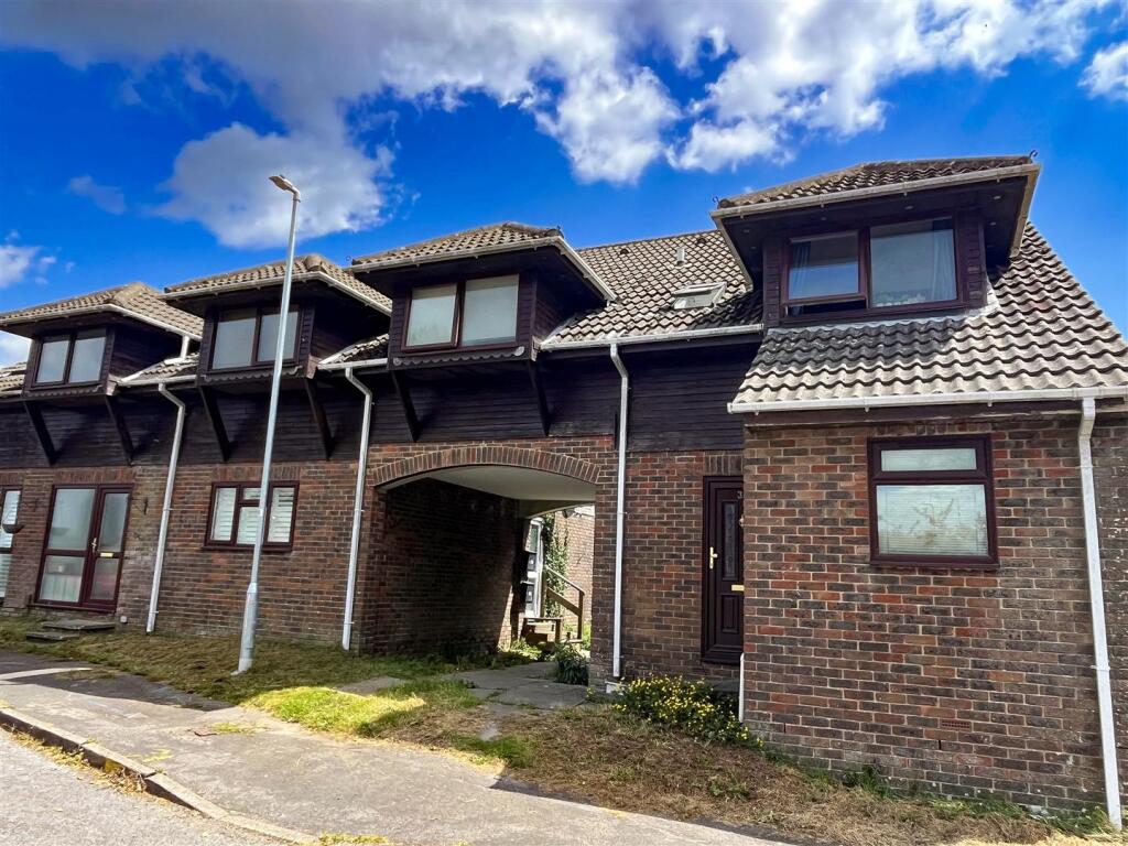 Main image of property: Ridgeway Close, Heathfield,TN21 8NS