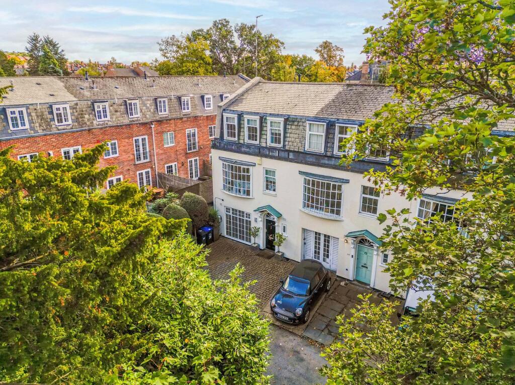 Main image of property: Lillington Avenue, Leamington Spa, Warwickshire, CV32