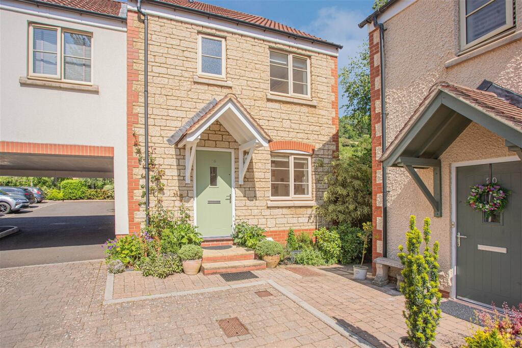 3 bedroom semidetached house for sale in Britannia Mews, Wottonunder