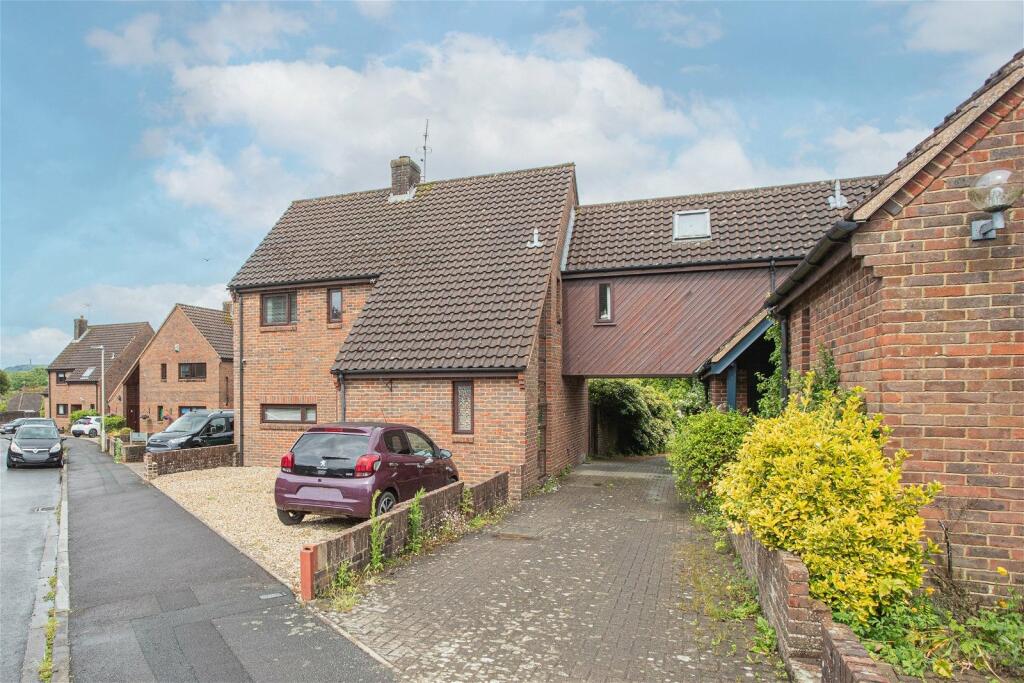 4 bedroom link detached house for sale in Bramley Close, Kingswood