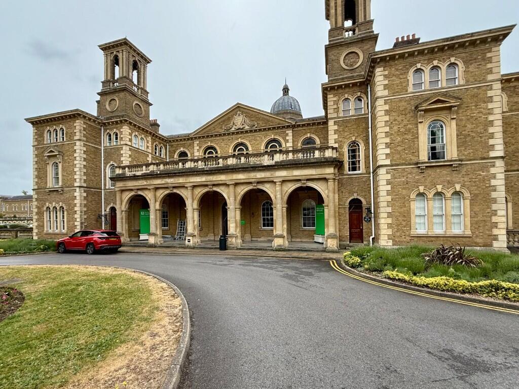 Main image of property: Royal Drive, London, N11