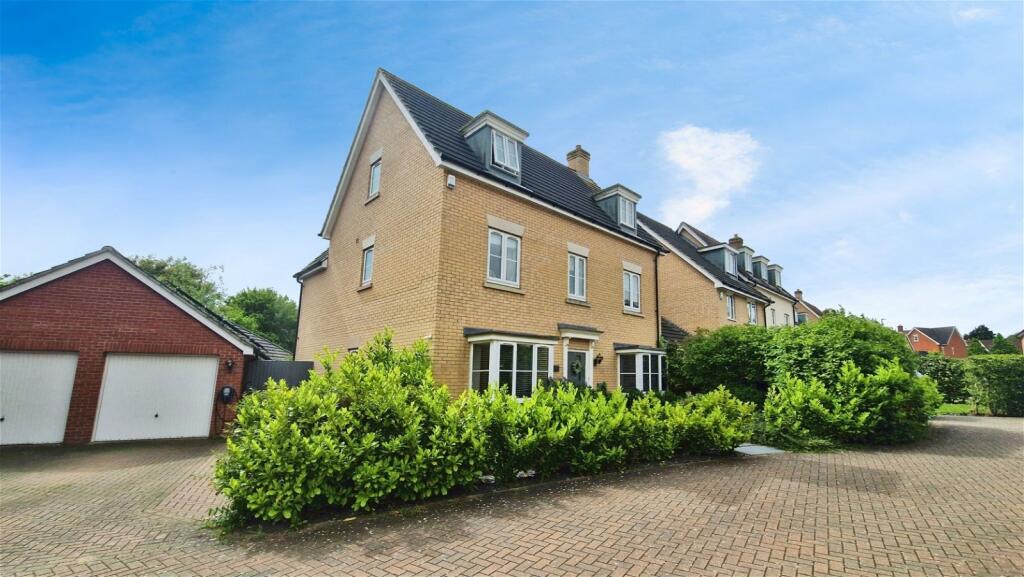 5 bedroom detached house for sale in Mountford Close, Little Canfield
