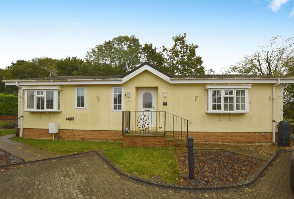 2 bedroom detached house for sale in Hatfield Broadoaks Road, takeley