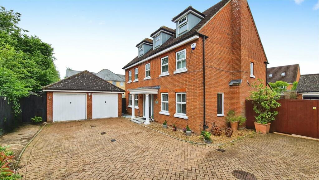 6 bedroom detached house for sale in Harvest Fields, Brewers End