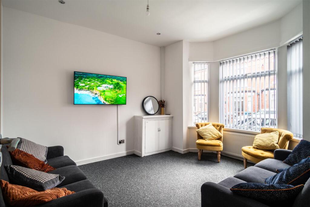 Main image of property: Room to let for professional on weekly basis in Gorton