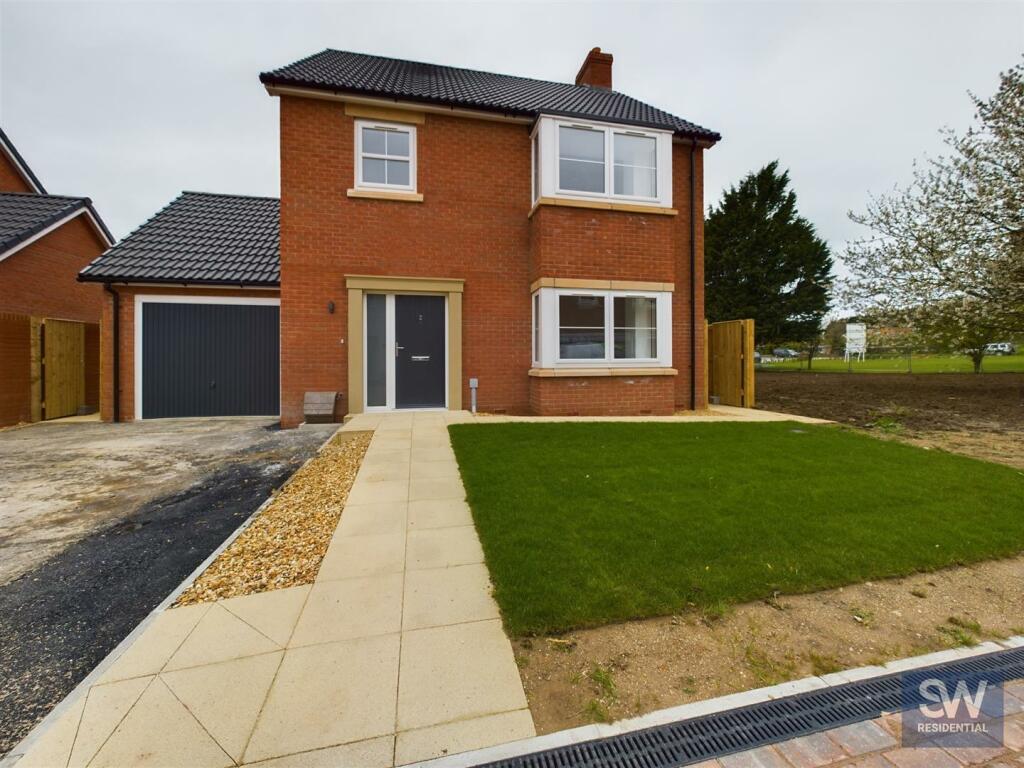 4 bedroom detached house for sale in Grange Way, Gristhorpe, Filey, YO14