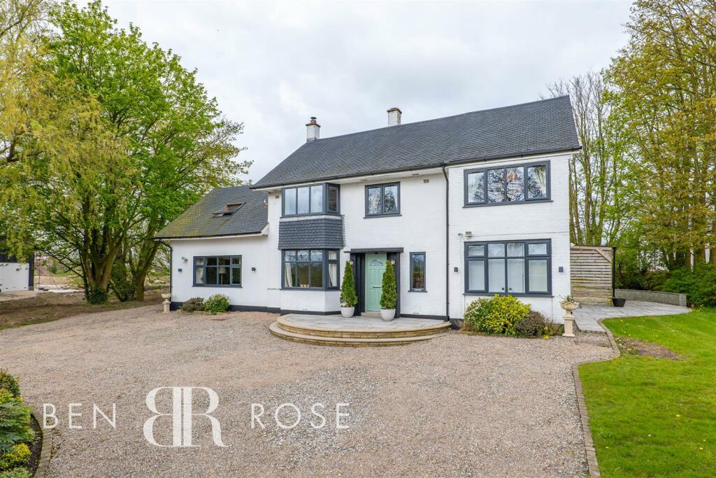 5 bedroom detached house for sale in Eaves Lane, Woodplumpton, Preston, PR4