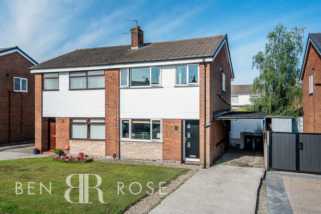 3 bedroom semidetached house for sale in Fitchfield, Penwortham