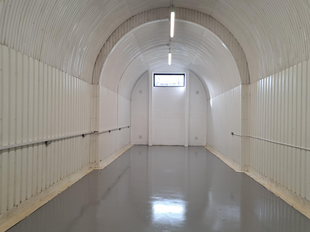 An empty arch with white lining