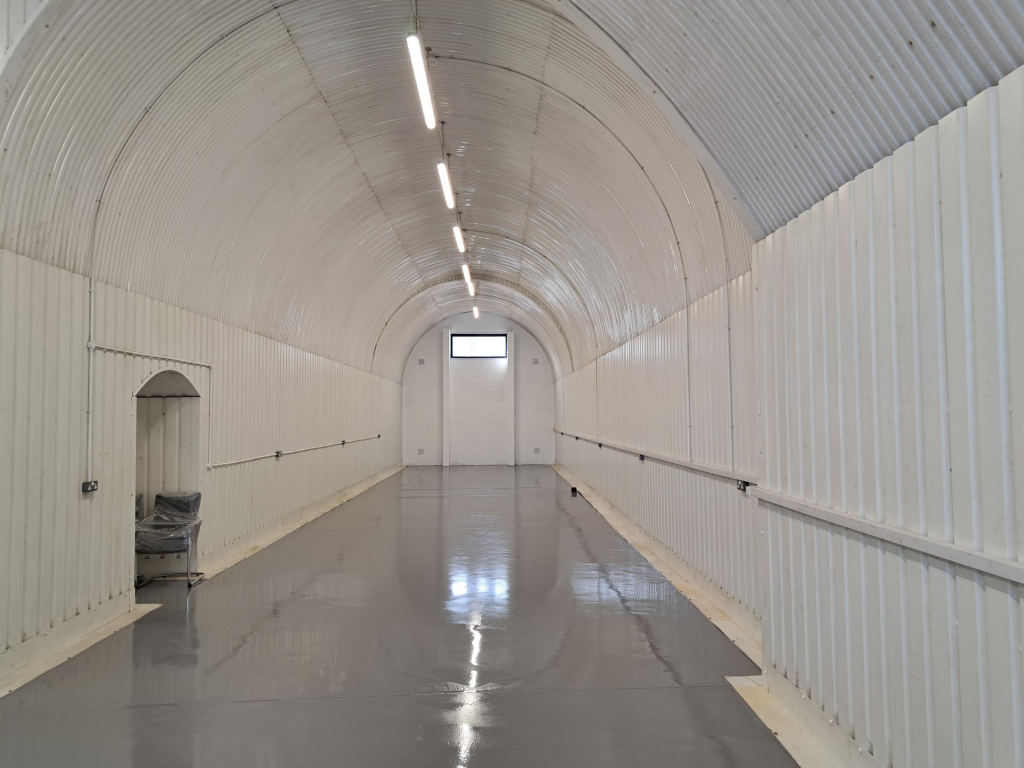 An empty arch with white lining