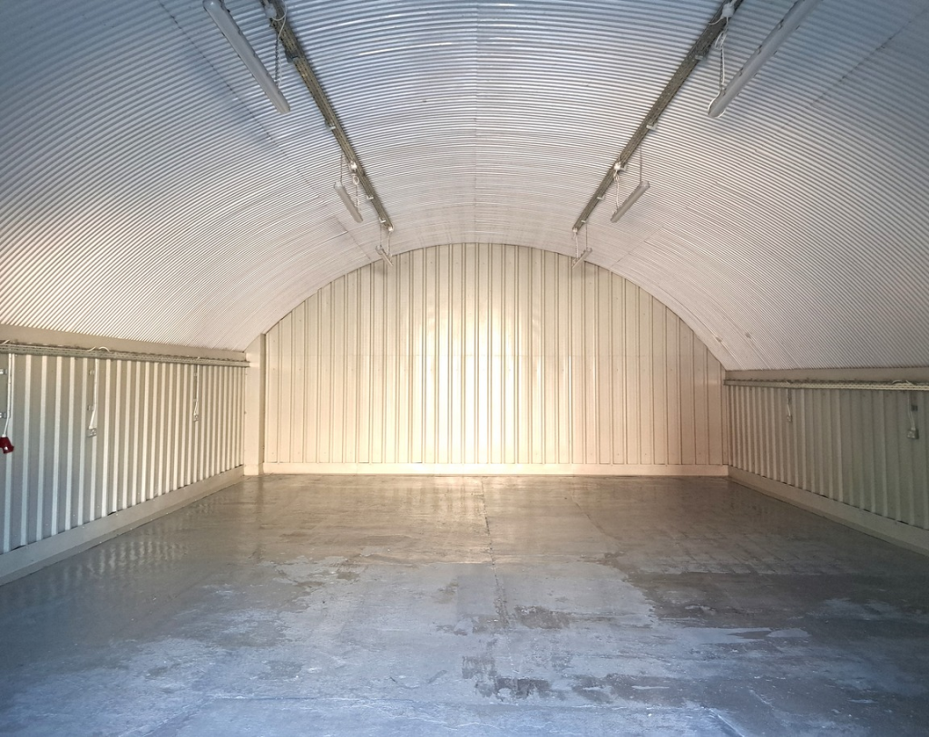 An empty arch with white lining