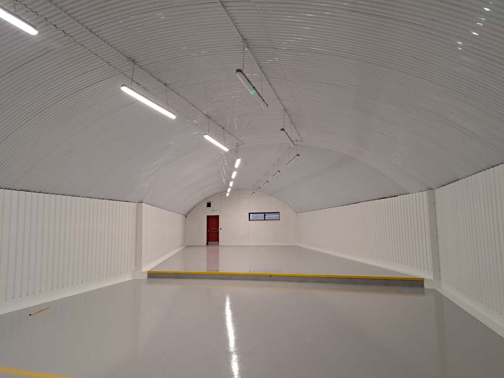 An empty arch with white lining