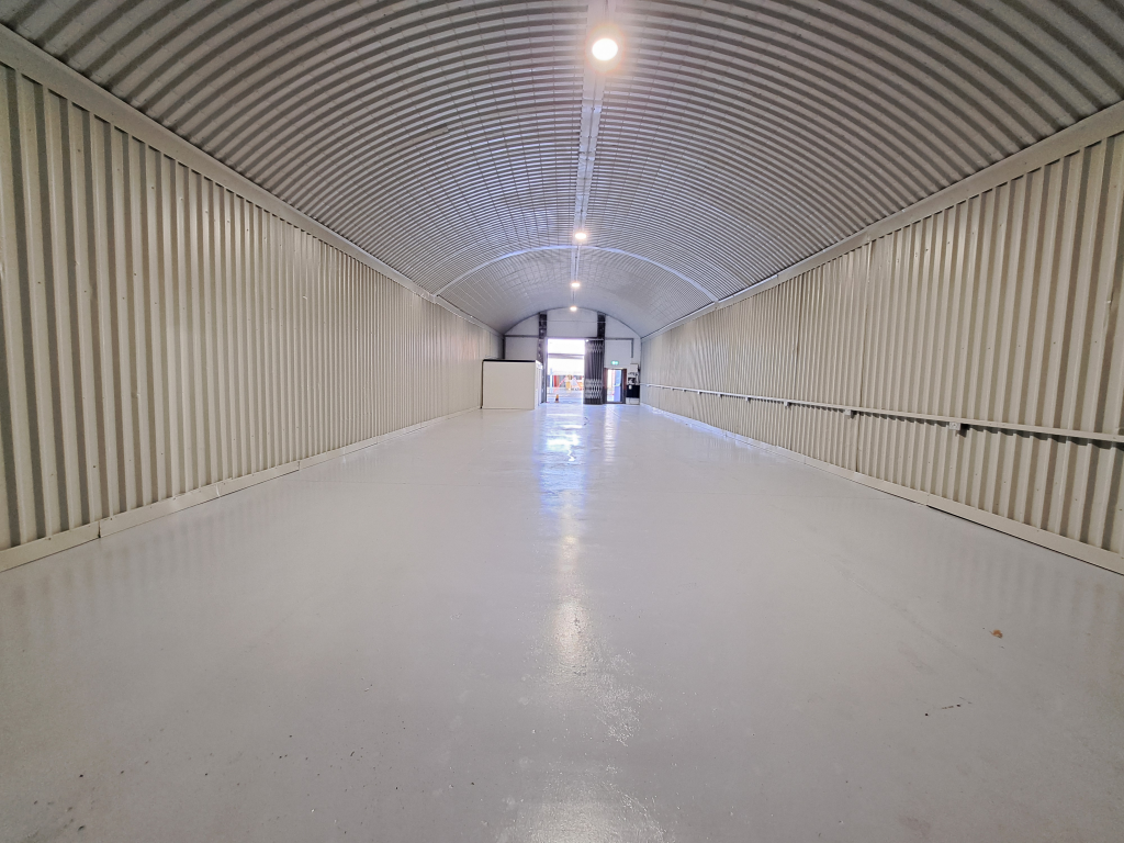 An empty arch with white lining