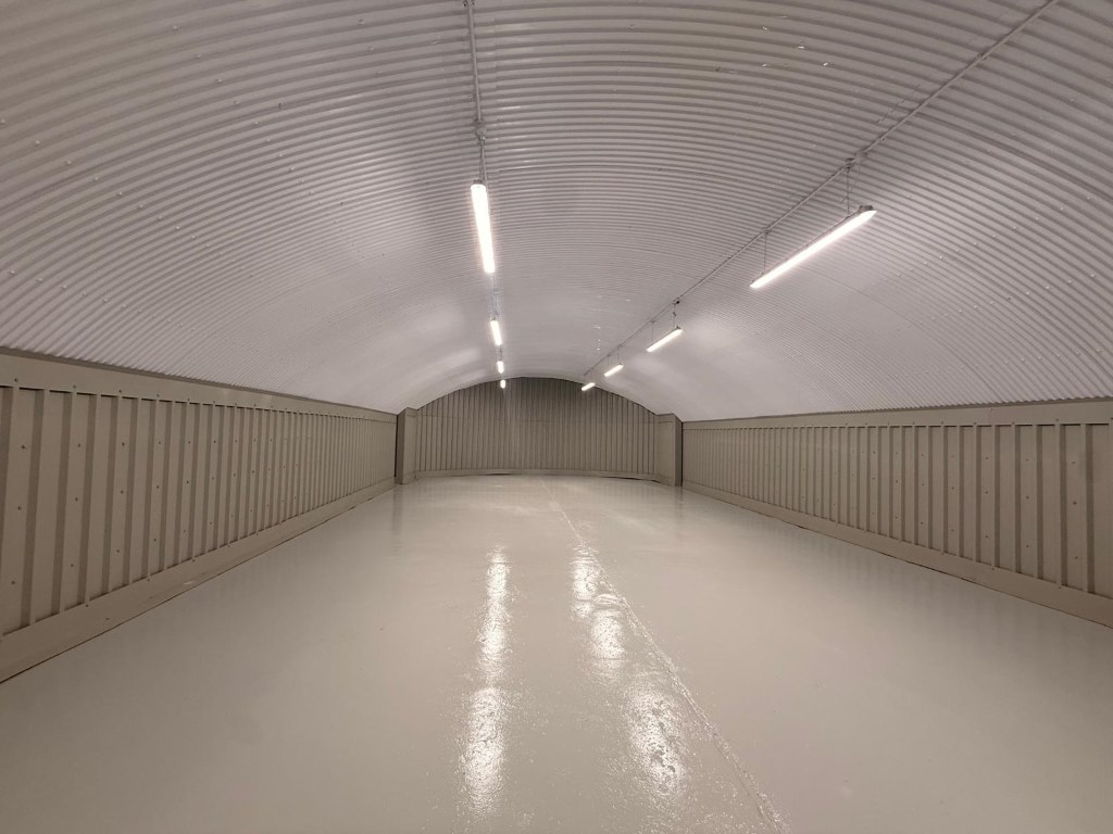 An empty arch with white lining