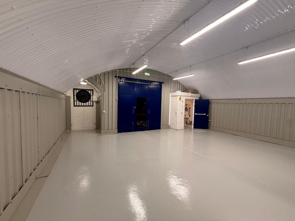 An empty arch with white lining