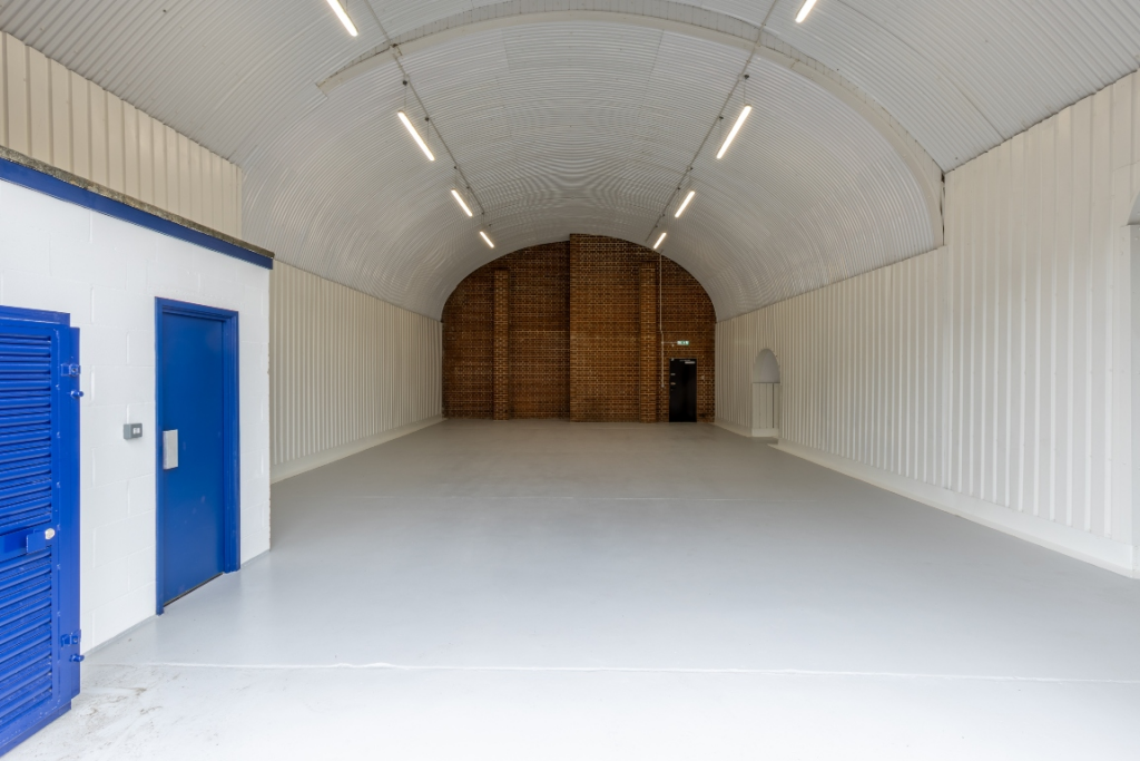 An empty arch with white lining