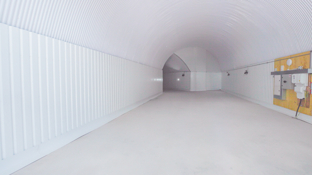 An empty arch with white lining