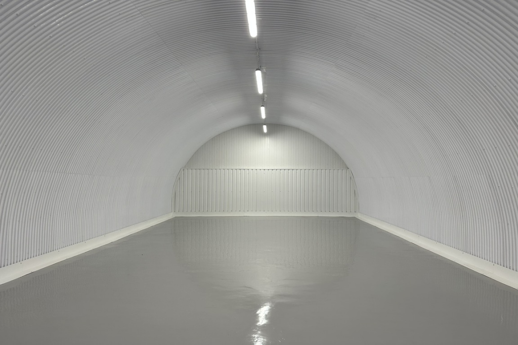 An empty arch with white lining