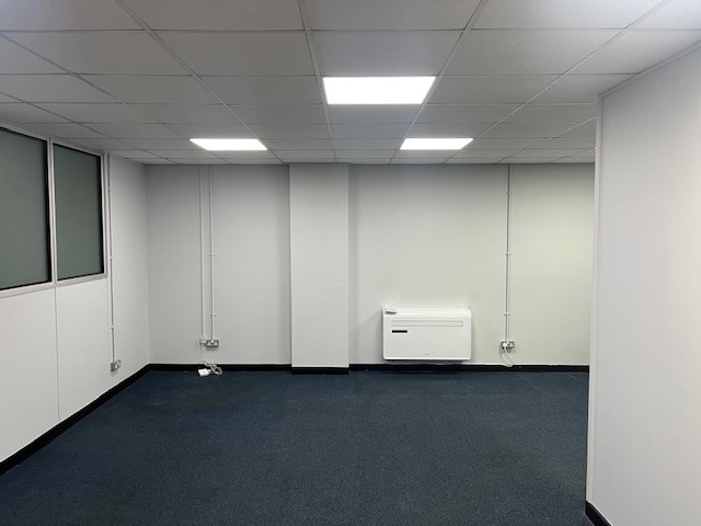 The ground floor of an empty arch, suitable to use as an office unit, with carpet and a WC.