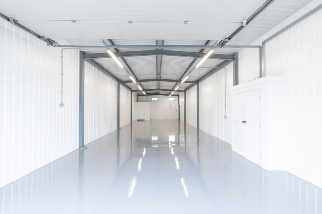 An empty arch with white lining and a WC cubicle to the back.