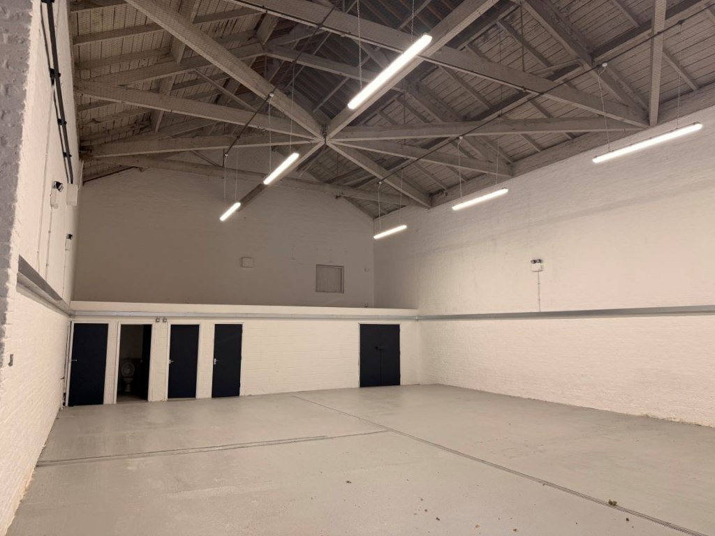 An empty arch with white lining