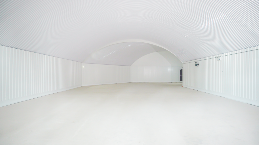 An empty arch with white lining