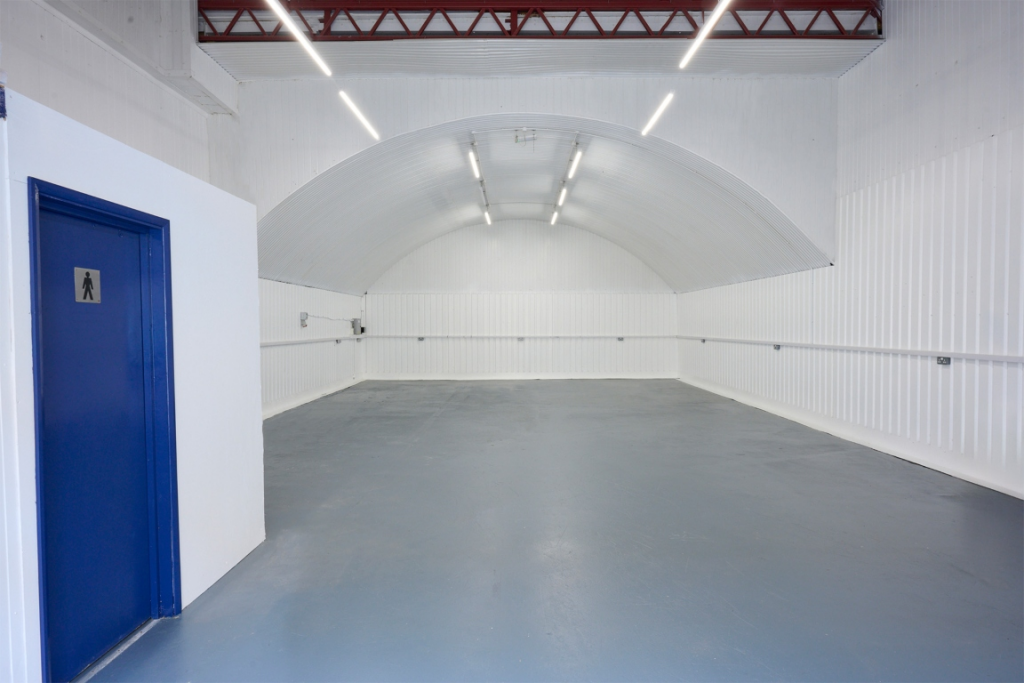 An empty arch with white lining