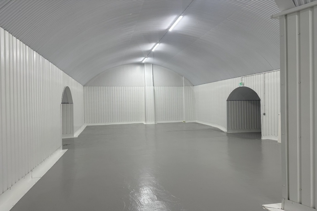 An empty arch with white lining